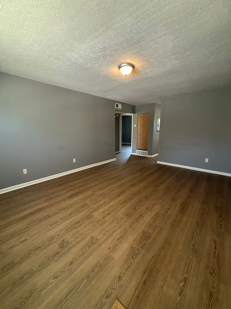 433 Wood Creek Dr. — Photo 2