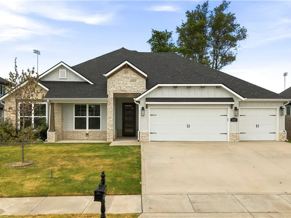1111 Red Maple St, Centerton, AR 72719