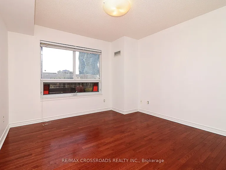 350 Princess Royal Dr #703 — Photo 15