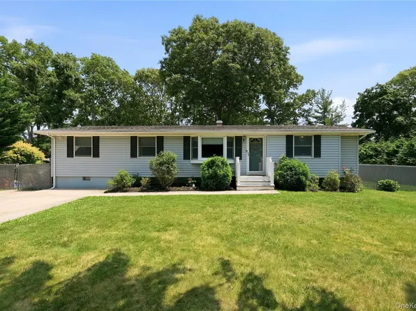 3 Herd Lane, East Setauket, NY 11733