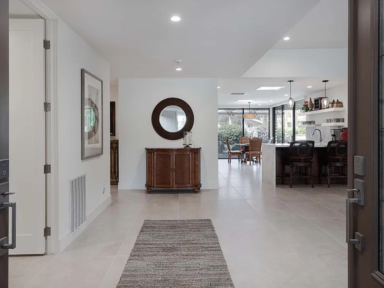 101 Columbia Dr — Photo 3