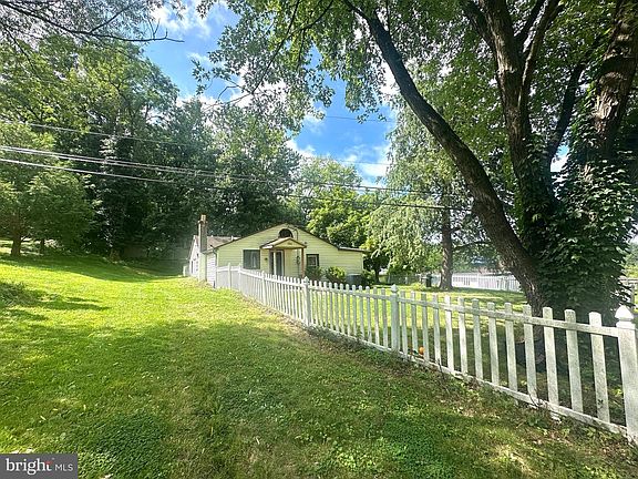 3rd image of 586 Lewisberry Rd