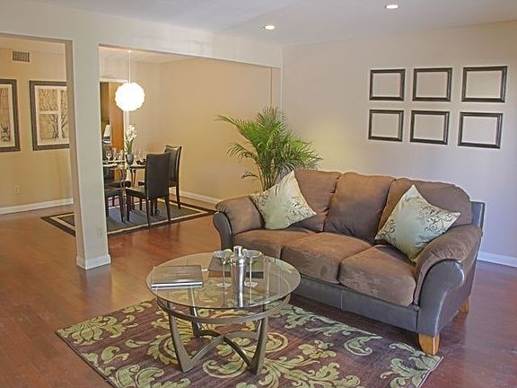 Open floor plan and gorgeous ha