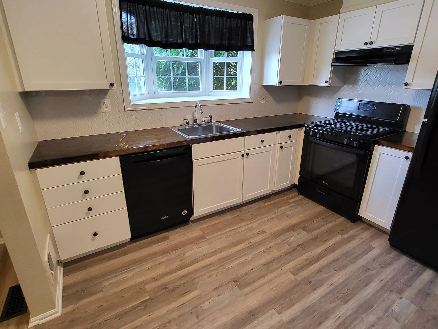 3 bed, 2250 sqft, $2,485 — Photo 4