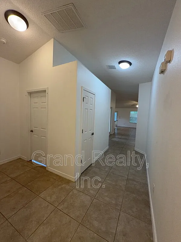 3 bed, 2.0 bath, 1692 sqft, $1,800 — Photo 2