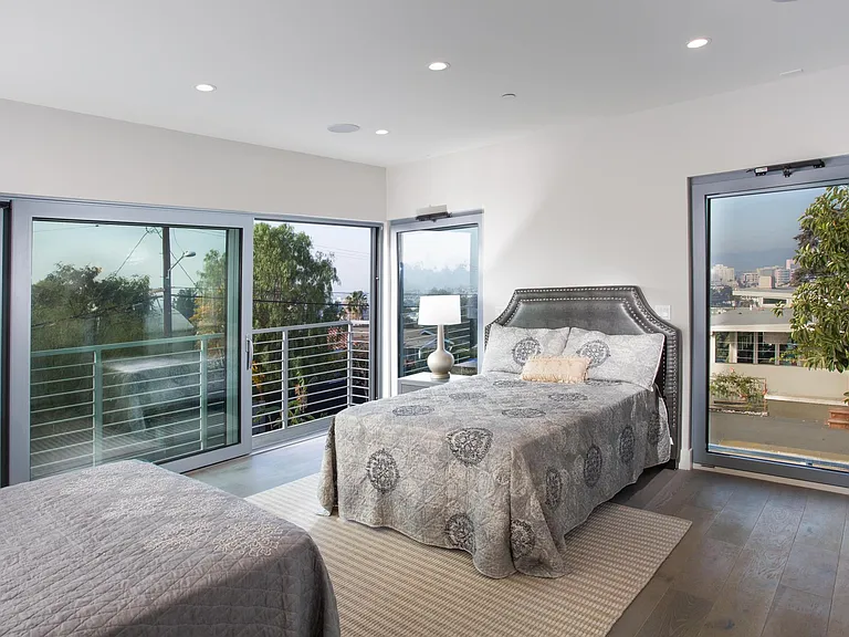 3709 Effie St — Photo 3