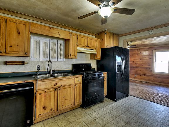 3rd image of 1388 E Main St