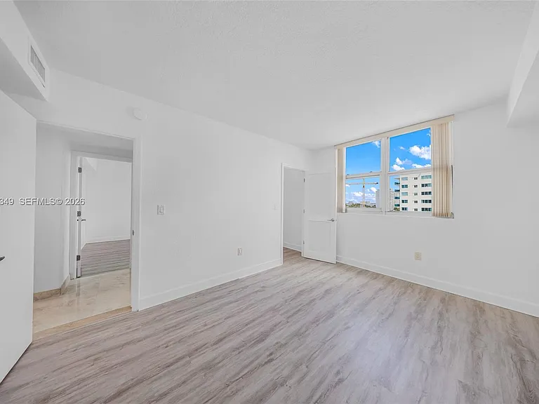7501 E Treasure Dr #7M — Photo 16