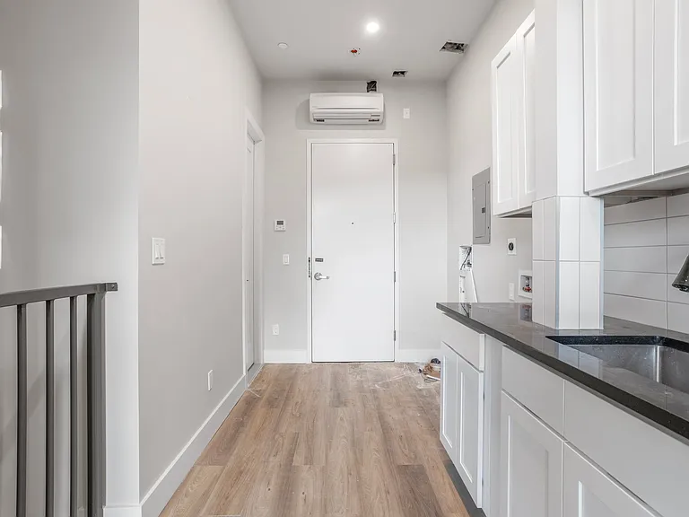 61 Delmonico Pl #1B — Photo 8