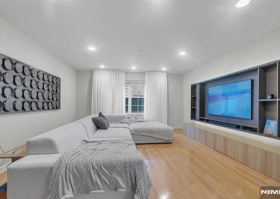 1st image of 547 Gorge Rd APT 2E