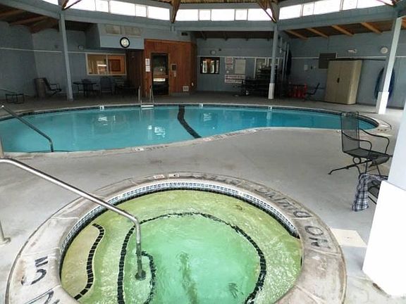 Hot Tub and Sauna also av