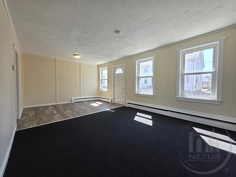  9 Sue St 2-Floor 3b/1b Heatincluded Newfloors Freshpaint Catsok! Prkg — Photo 3