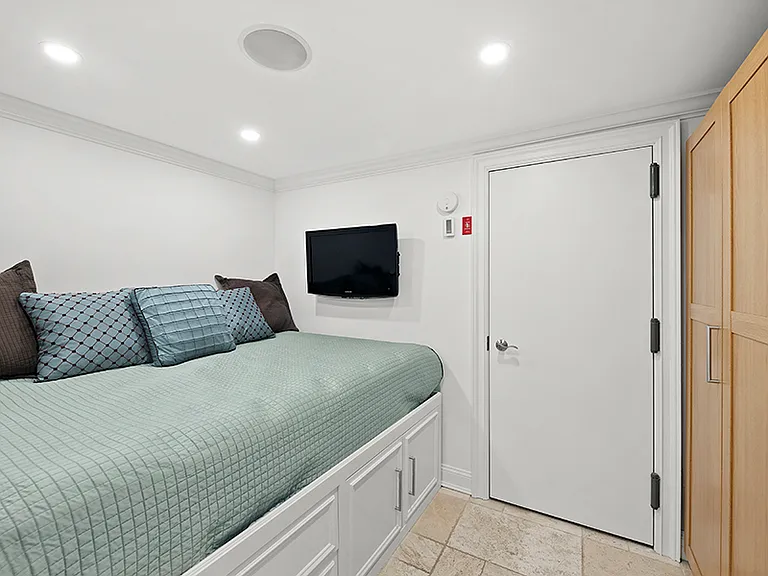 320 E 55th St #TOWNHOUSE — Photo 18