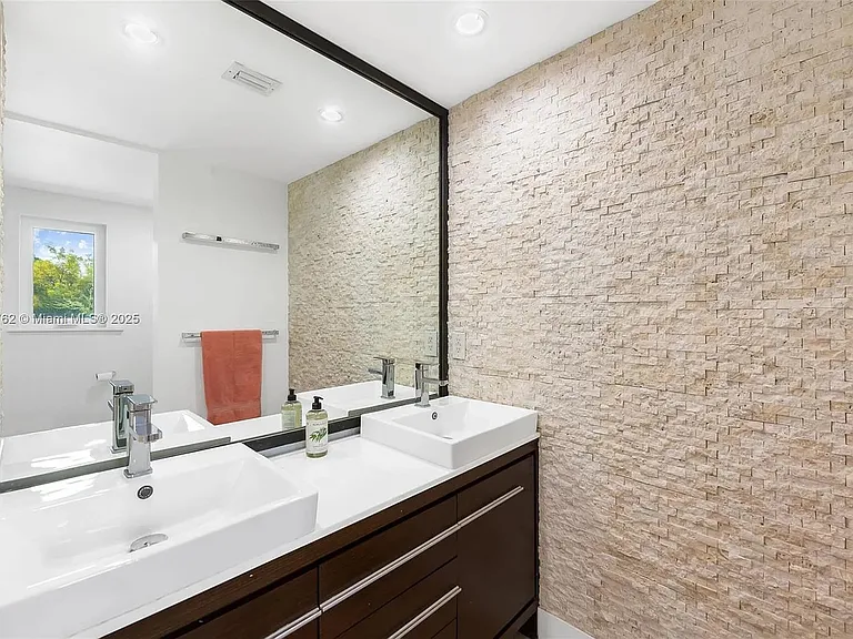 1024 Lenox Ave #4 — Photo 12