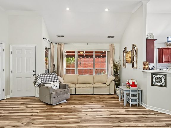 5th image of 16597 Arbor Dr