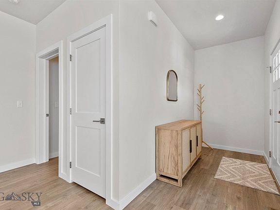 3rd image of 5565 Westmorland Dr