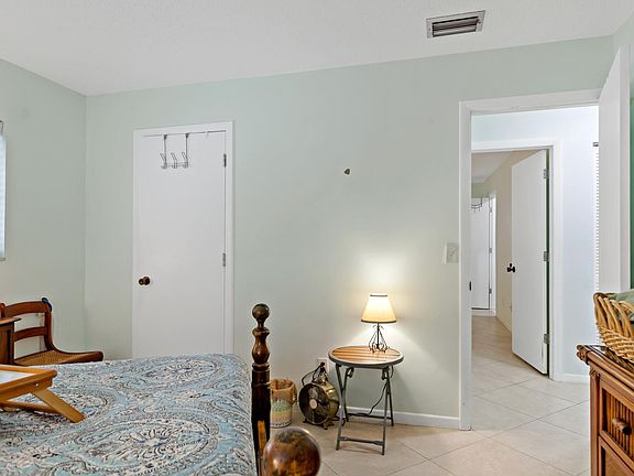 4th image of 215 Valencia Blvd