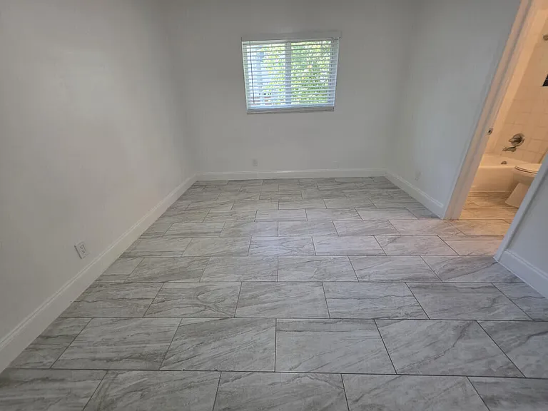 100 SW 9th St #103 — Photo 5