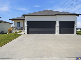 6347 Verano Dr, Lincoln, NE 68523