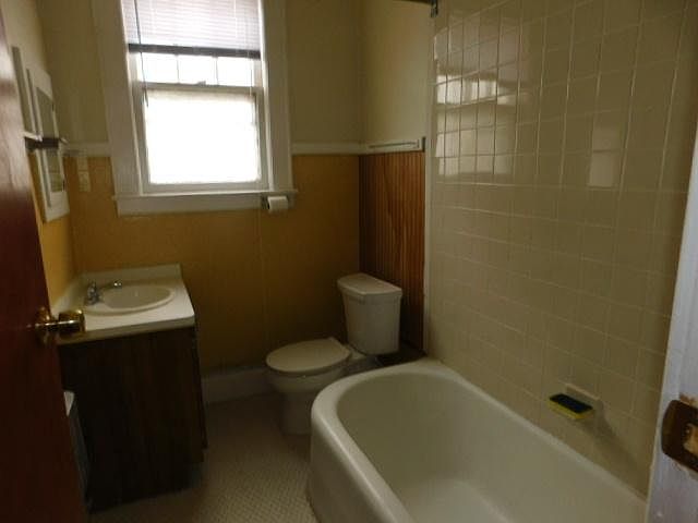 2nd image of 606 Thomas St #2