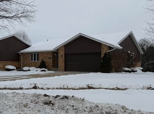 521 N Greenfield Dr, Freeport, IL 61032