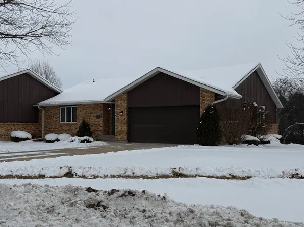 521 N Greenfield Dr, Freeport, IL 61032