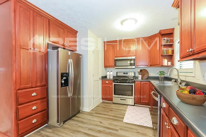 3321 Summer Wood Cir — Photo 3