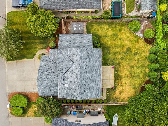 5th image of 310 SE 10th St