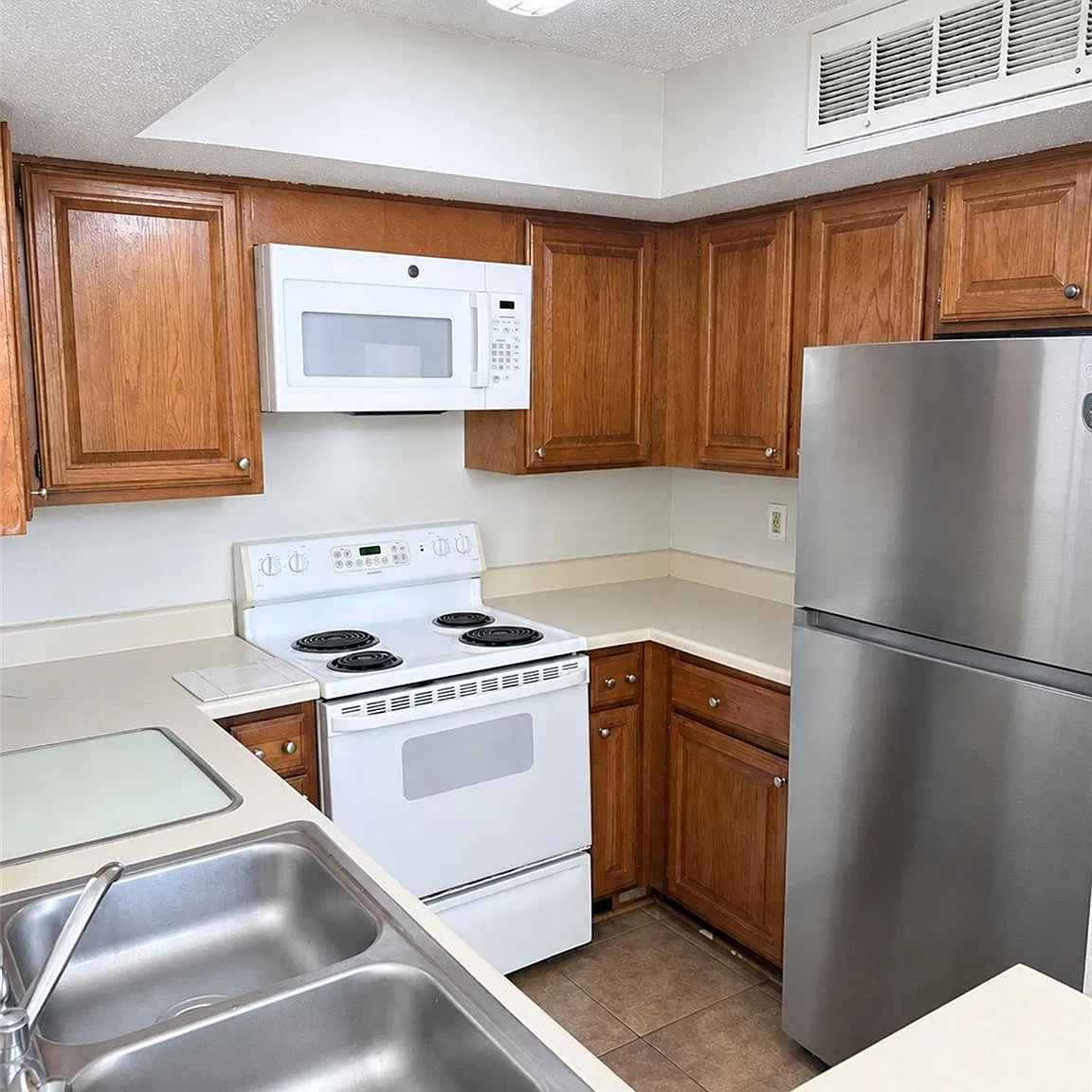 10855 Meadowglen Ln — Photo 4