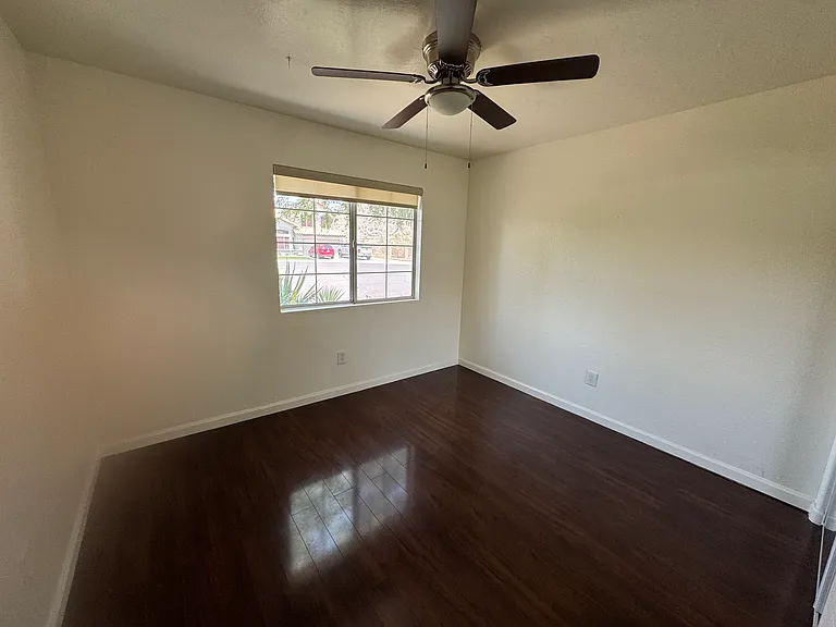 1727 E Pontiac Dr — Photo 22