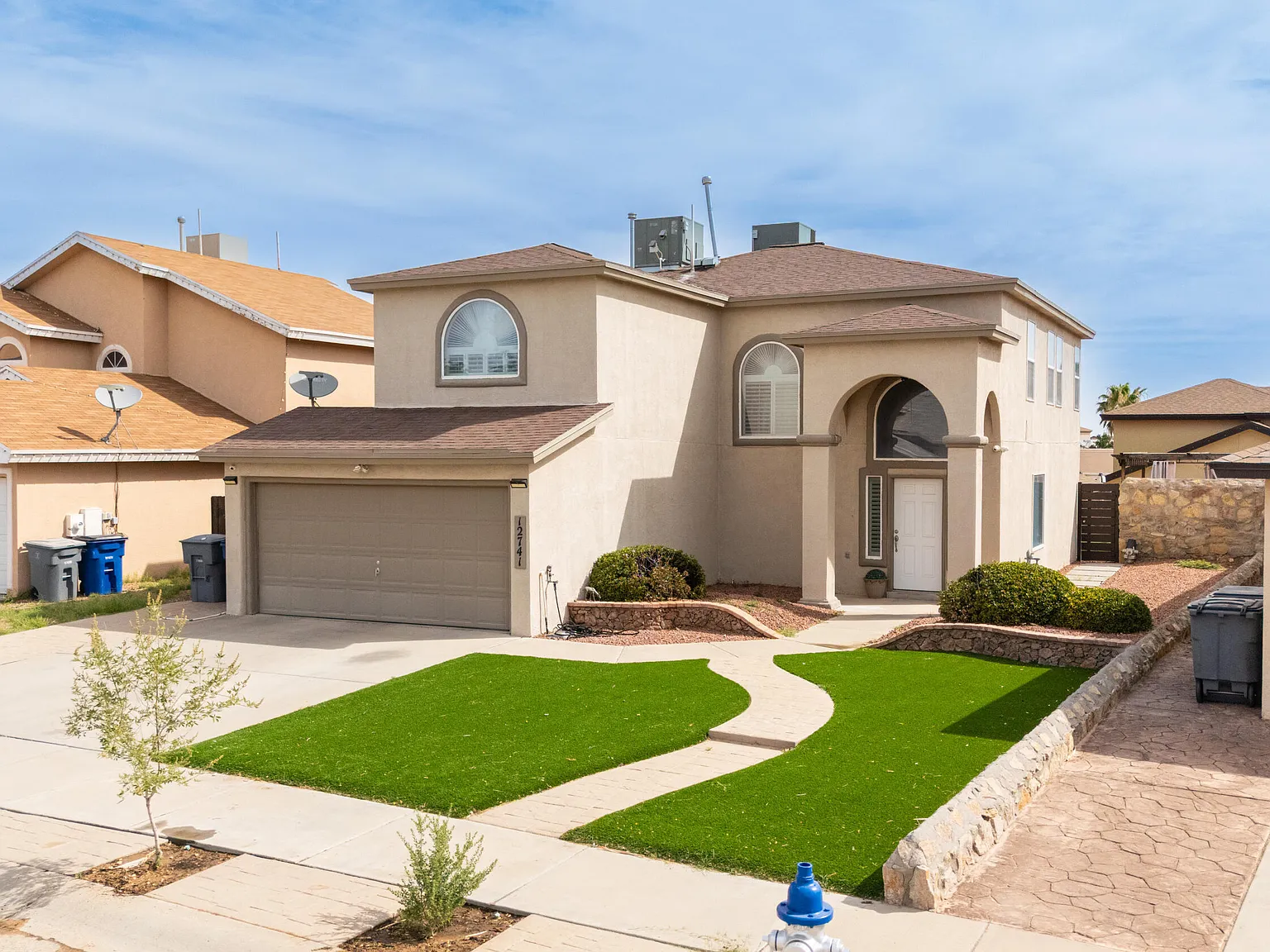 4 bed, 2.5 bath, 2535 sqft, $2,300 — Photo 2