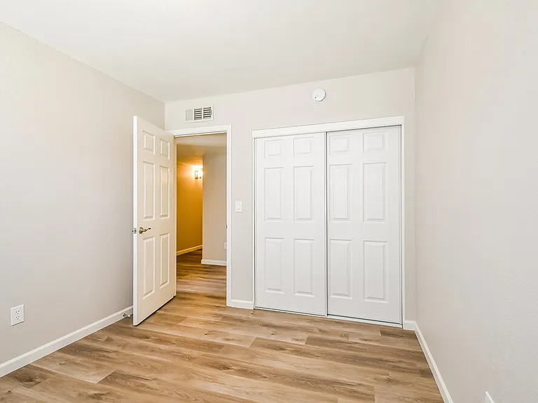 301 E Keogh Dr — Photo 12