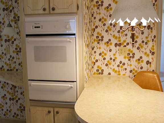 Oven and kitchen island