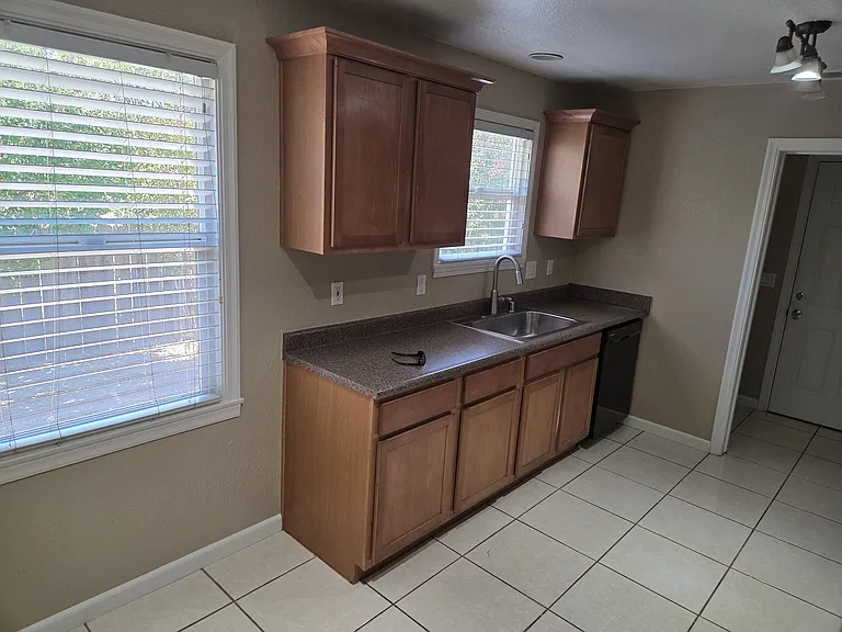 1381 Janet Ln — Photo 8