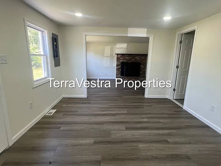 107 Lincoln Rd — Photo 2