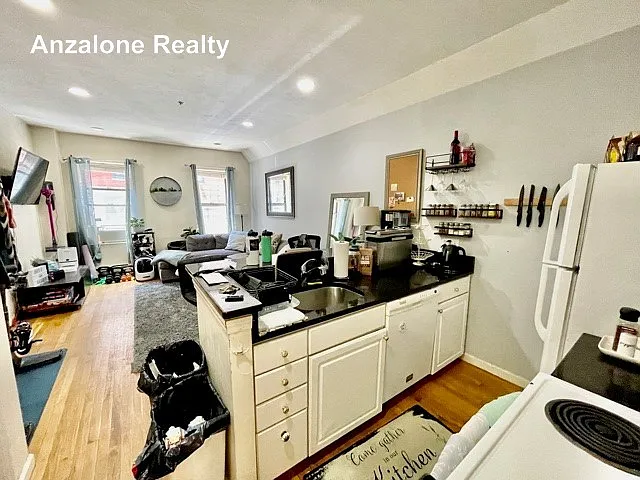 17 Thacher St #2 — Photo 13