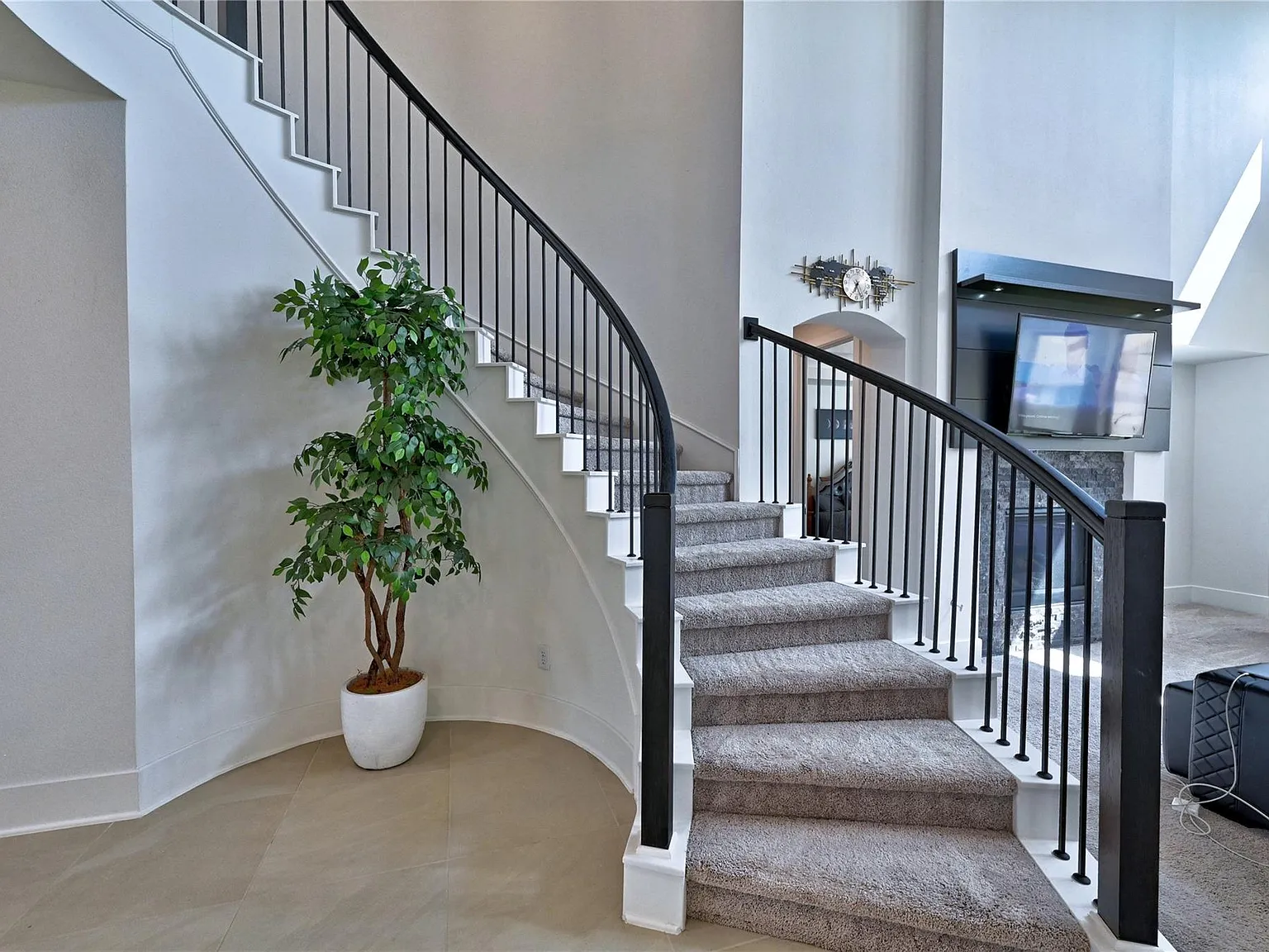 4 bed, 3.5 bath, 3512 sqft, $3,700 — Photo 2