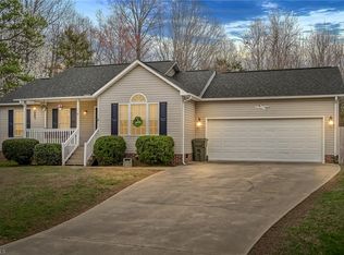 12 Hamilton Ct, Thomasville, NC 27360
