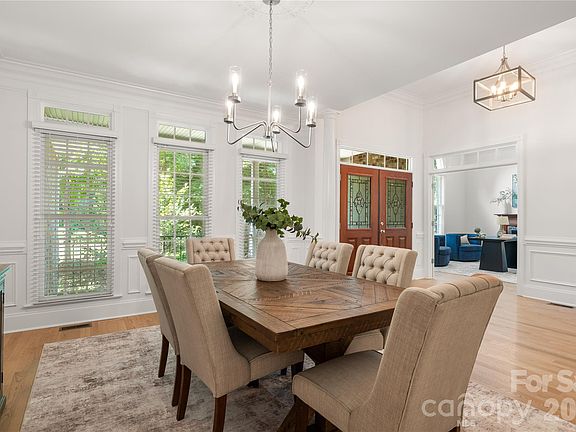 4th image of 868 Savile Ln