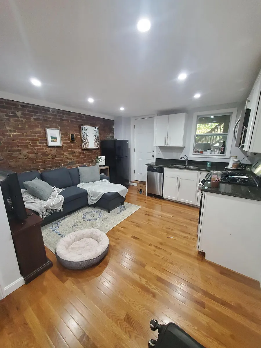Building Photo - 460 E 7th St #B