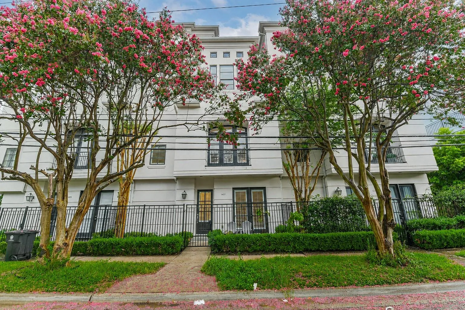 3 bed, 3.5 bath, 2505 sqft, $3,900 — Photo 1