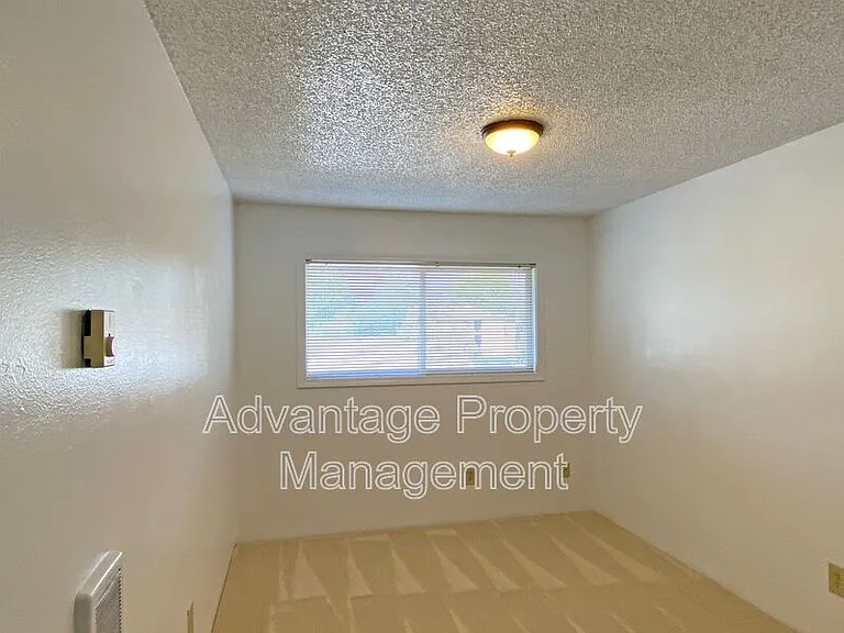 975 NW Garfield Ave #6 — Photo 10