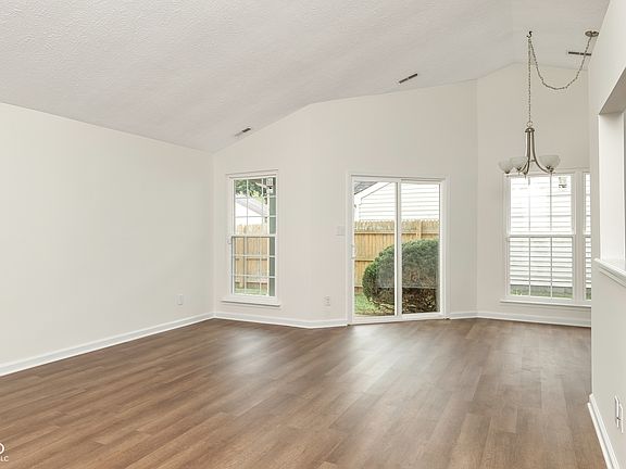 3rd image of 3691 Riverwood Dr
