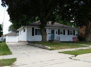 704 W Burnett St, Beaver Dam, WI 53916