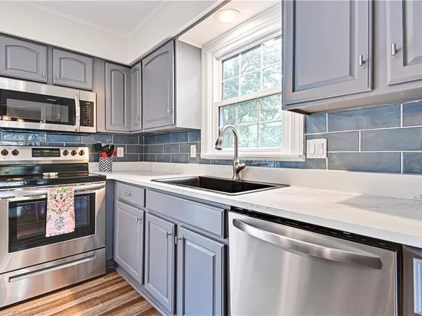 8823 Hadley St, Overland Park, KS 66212