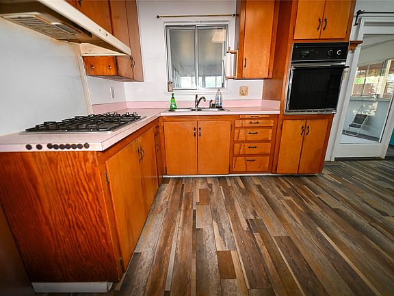 3rd image of 804 Sunset Dr