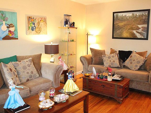 4th image of 545 Castleton Ave APT 1D