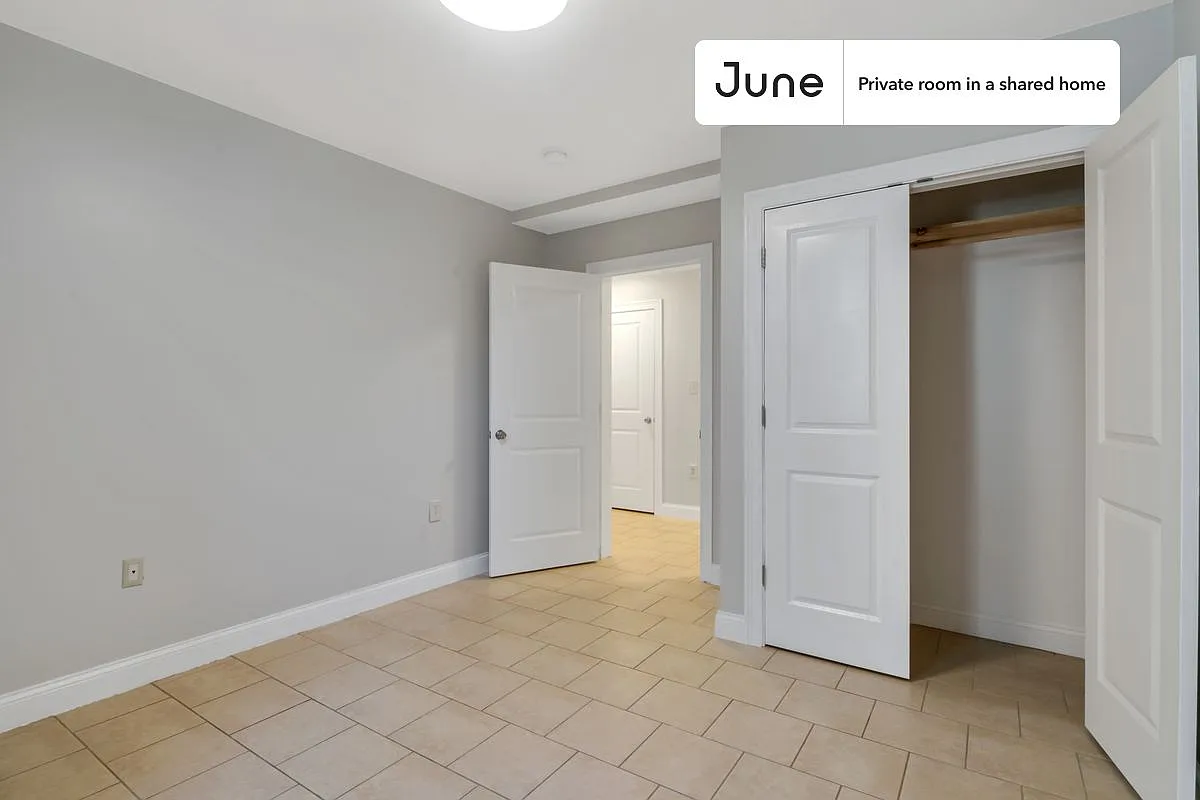Queen bedroom in 5 bed/2.5 bath home in Roxbury #773 E — Photo 3