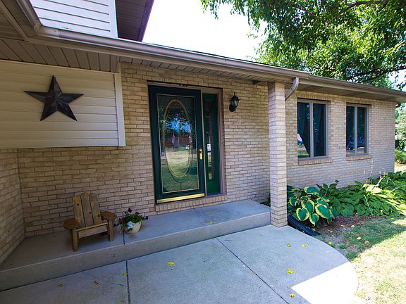 3rd image of 1602 Holiday Dr