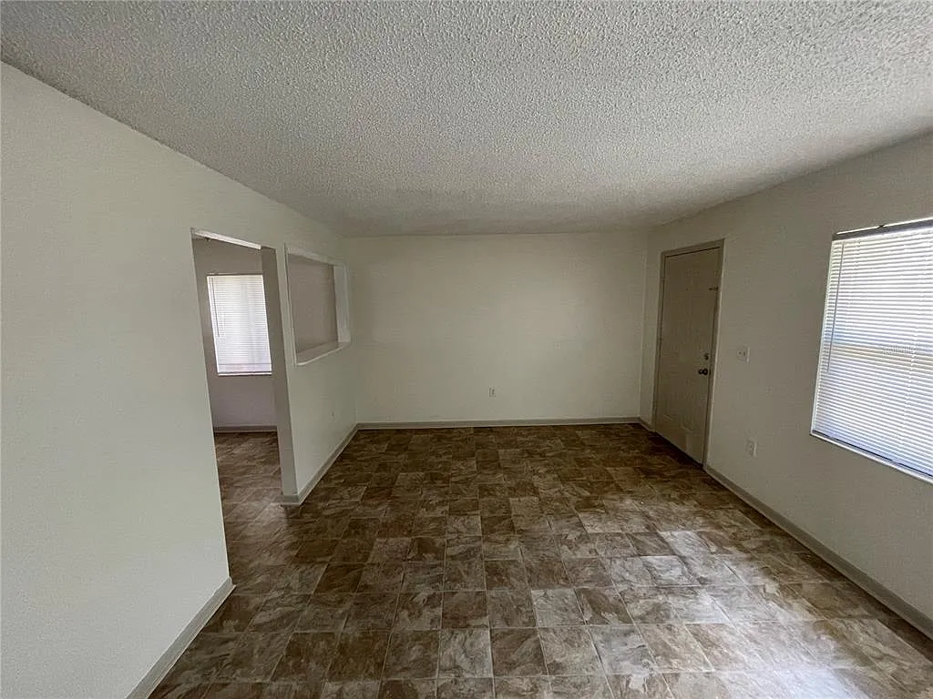 2 bed, 1.0 bath, 921 sqft, $1,095 — Photo 3